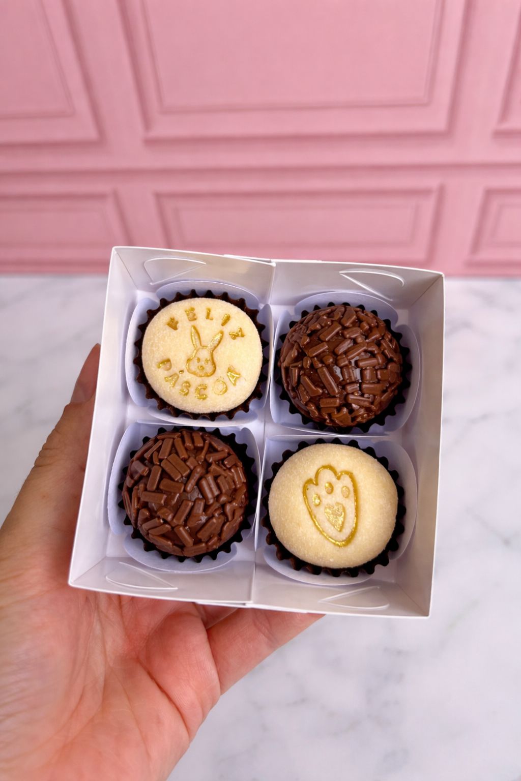 Caixinha de brigadeiros de Páscoa com coelho e cobertura de chocolate.